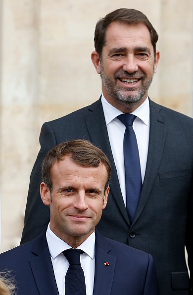Le président français Emmanuel Macron et Christophe Castaner, nouveau ministre français de l'Intérieur, posent pour une photo de famille avec des membres du gouvernement après la réunion hebdomadaire du cabinet à l'Elysée le 17 octobre. | Photo : GettyImage