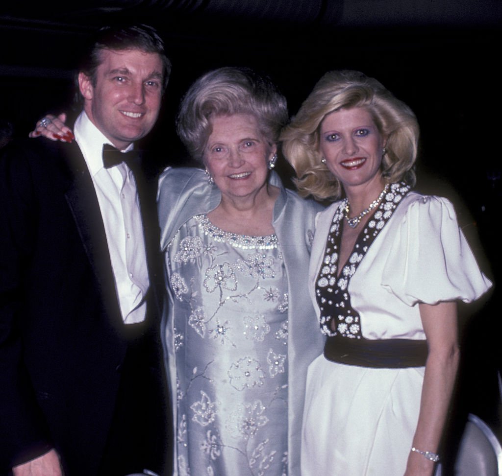 Donald Trump, Mary Anne Trump e Ivanka Trump asisten a la 38a Cena Anual de Premios Horatio Alger el 10 de mayo de 1985. | Foto: Getty Images