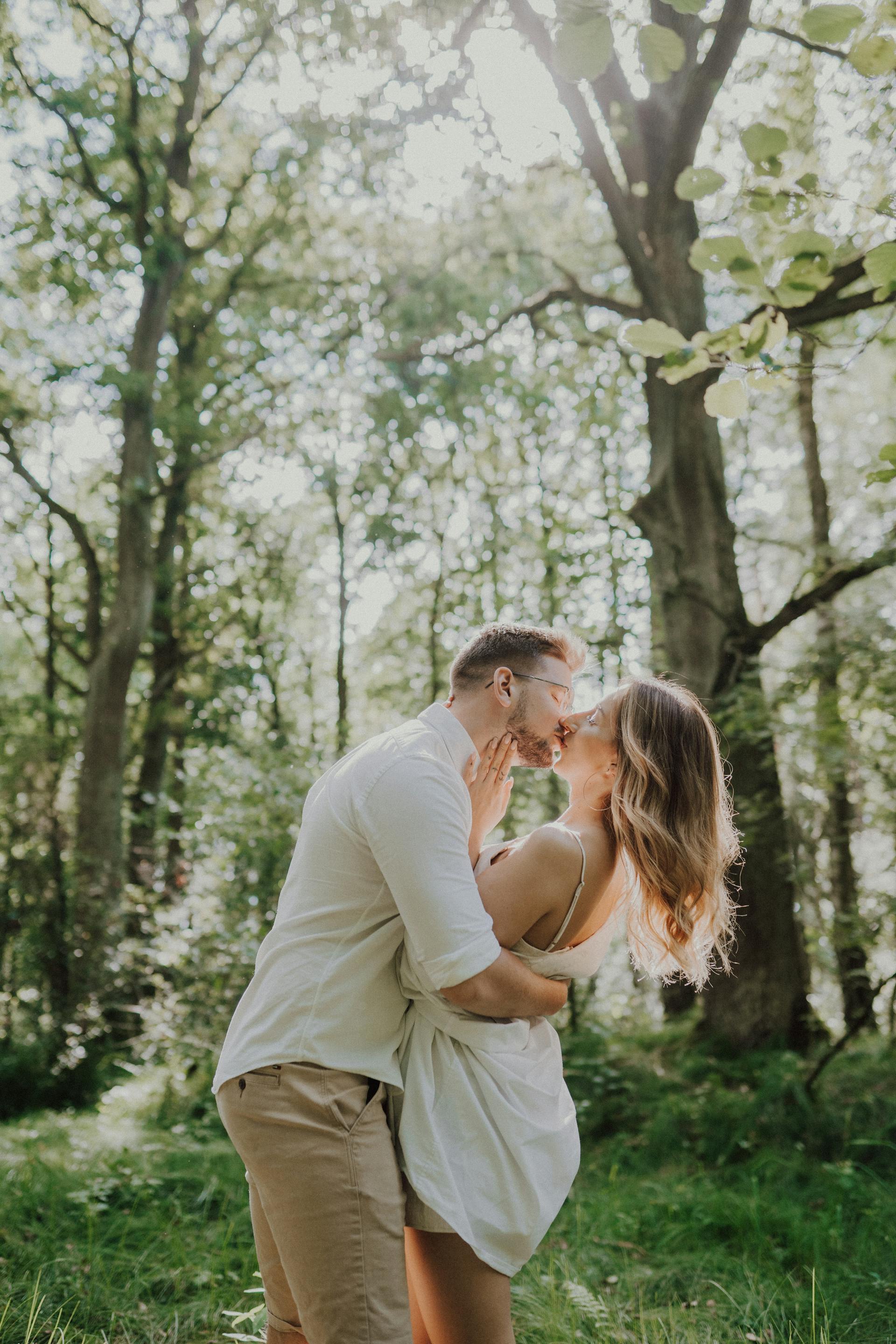 A young couple kissing in a forest | Source: Pexels