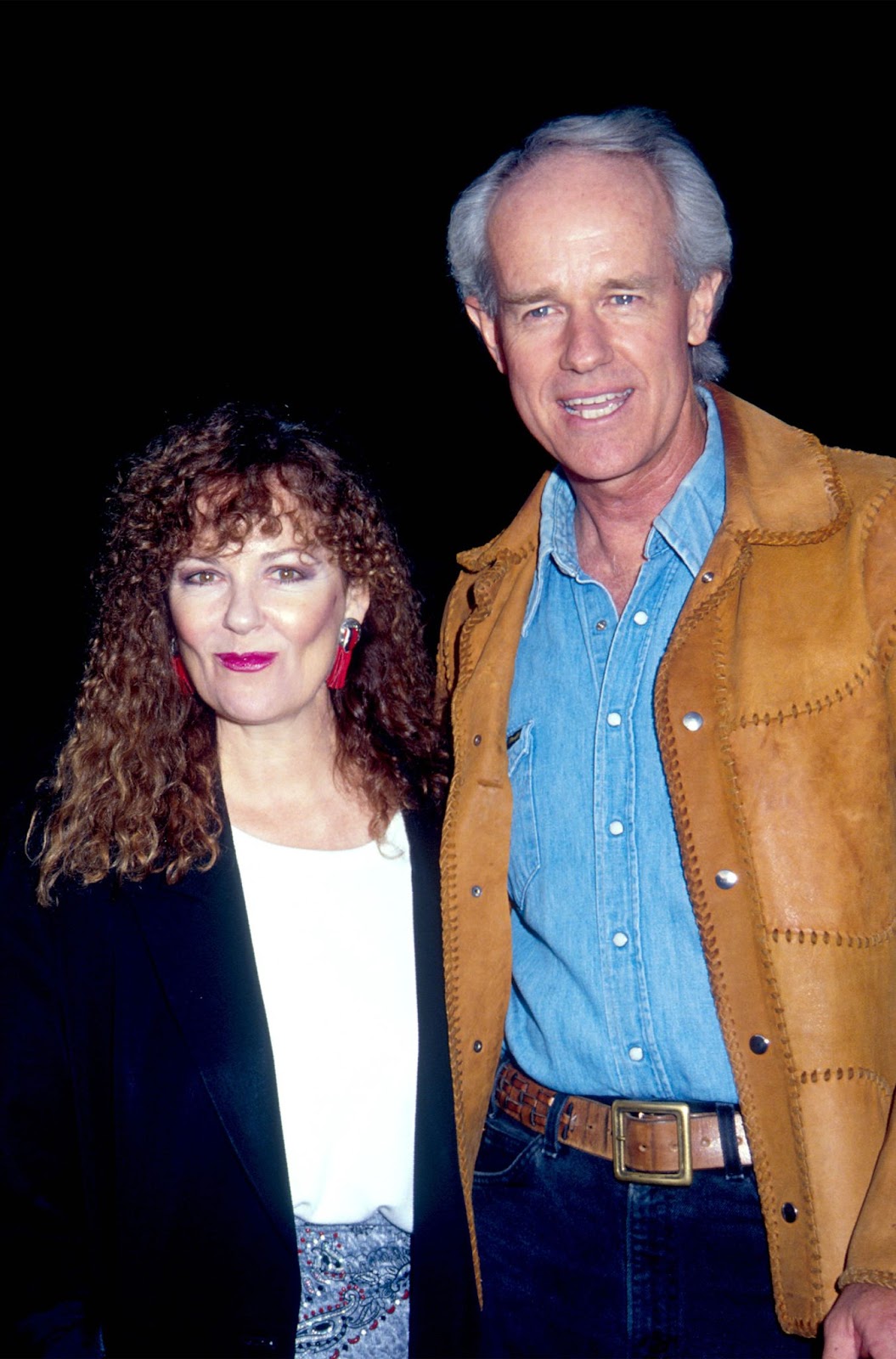 Mike Farrell and his famous wife at the Scott Newman Foundation Event on August 17, 1991, in Los Angeles, California. | Source: Getty Images