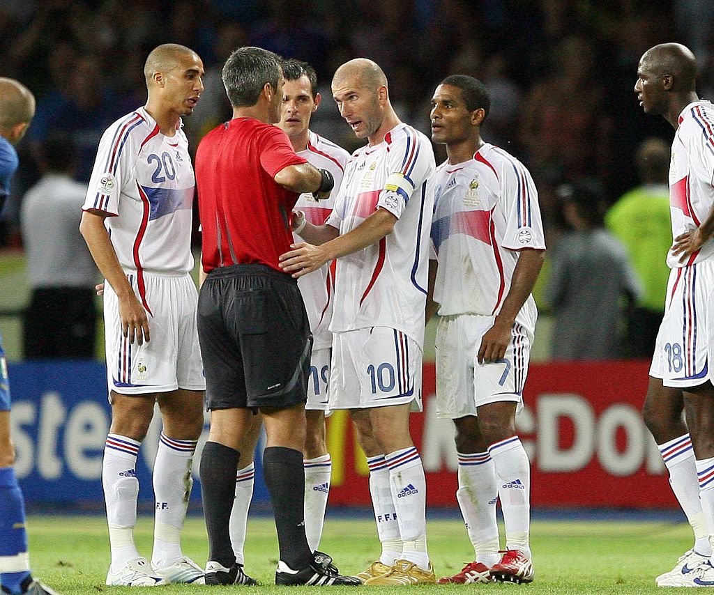 Zinedine ZIDANE a été expulsé après le coup de tête contre Marco Materazzi (Coupe du monde de football 2006, finale à Berlin: Italie - France 6 : 4) | Photo : Getty Images Zinedine ZIDANE a été expulsé après le coup de tête contre Marco Materazzi (Coupe du monde de football 2006, finale à Berlin: Italie - France 6 : 4) | Photo : Getty Images