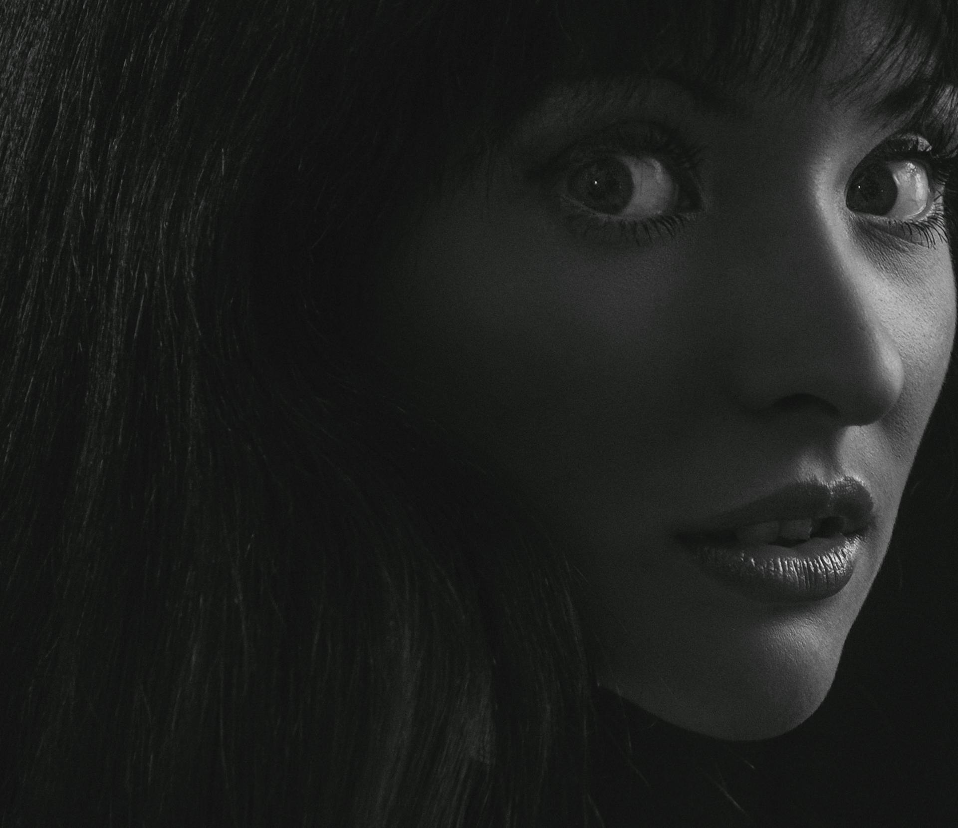 Grayscale portrait of a stunned woman turning to her side | Source: Pexels