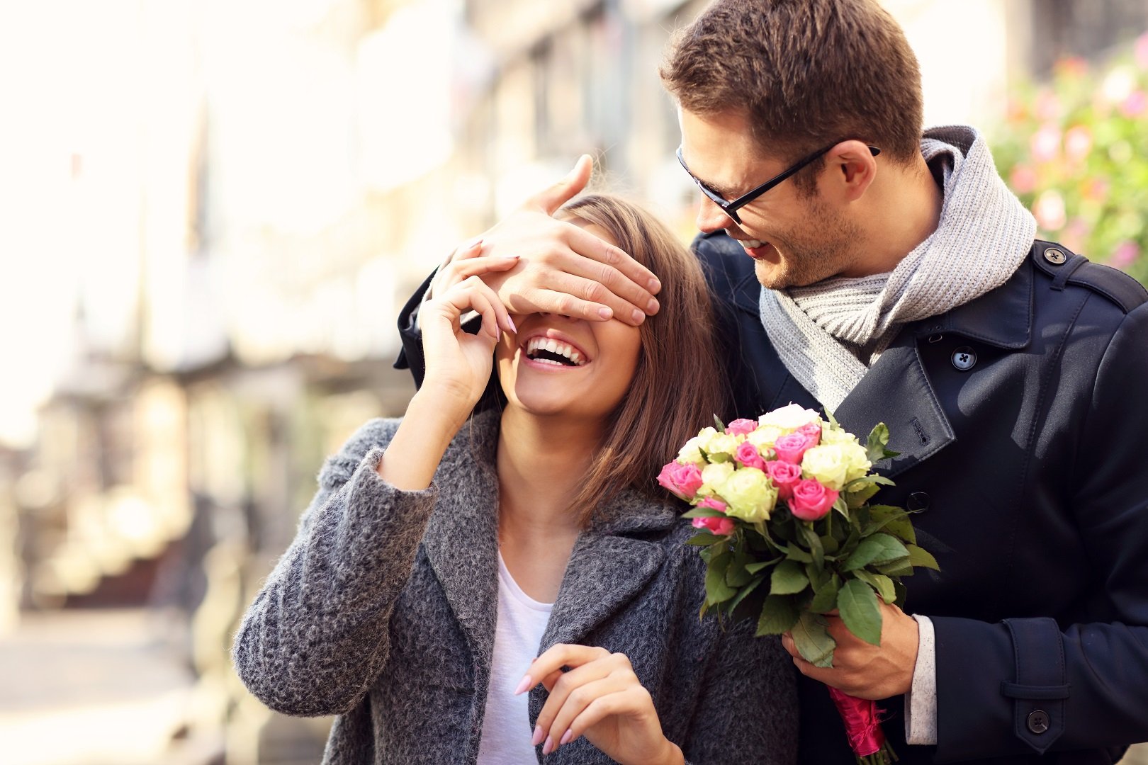 Novio con ramo de flores para su pareja || Fuente: Shutterstock Novio con ramo de flores para su pareja || Fuente: Shutterstock