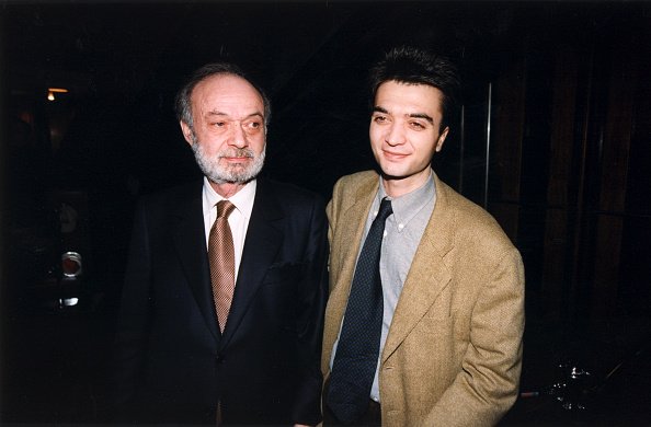 Les producteurs du film Claude Berri et son fils Thomas Langmann le 2 février 1999 à Paris, France.  | Photo : Getty Images