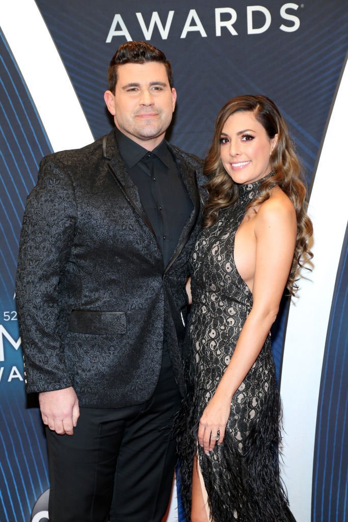 Josh Gracin and Katie Weir attend the 52nd annual CMA Awards at the Bridgestone Arena on November 14, 2018 in Nashville, Tennessee. | Photo: Getty Images