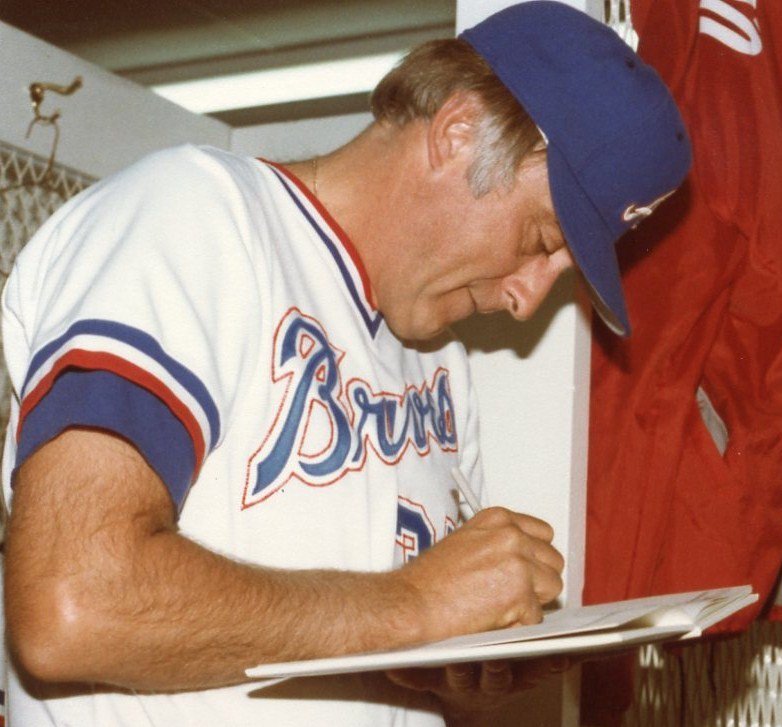 Phil Niekro signing an autograph in 1982 | Photo: Jim Accordino,CC BY 2.0, Wikimedia Commons