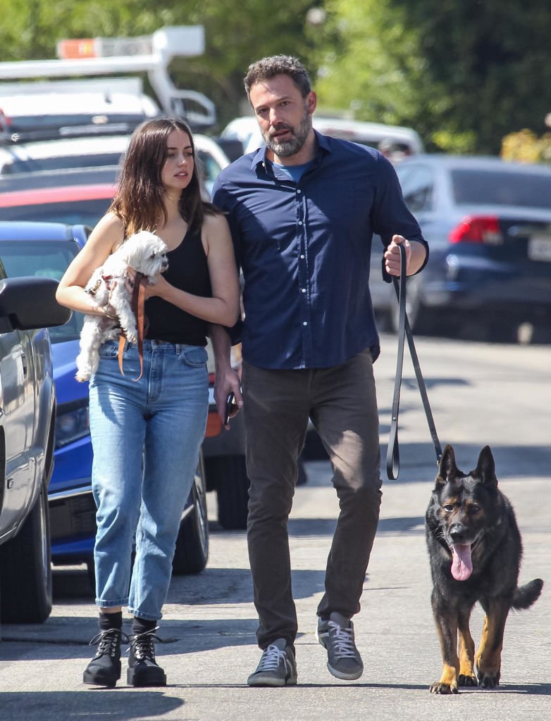 Ben Affleck and Ana de Armas pictured in L.A. walking their dogs in April, 2020. | Photo: Getty Images. 