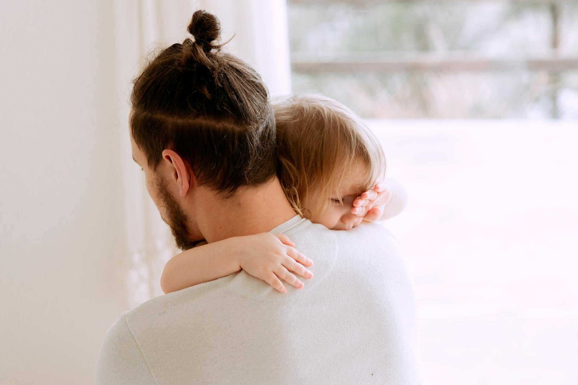 A man carrying a child | Source: Pexels