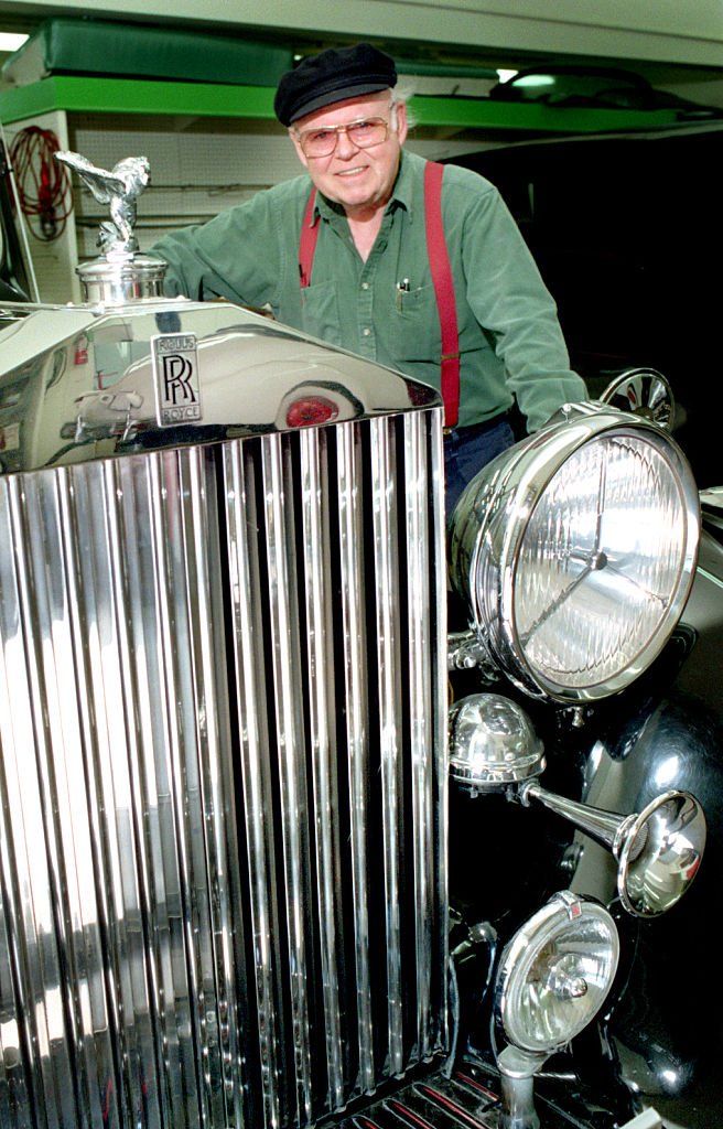 Actor Carroll O'Connor by his restored vintage Rolls Royce in his storage at Newbury Park on February 14, 1997. | Photo: Getty Images