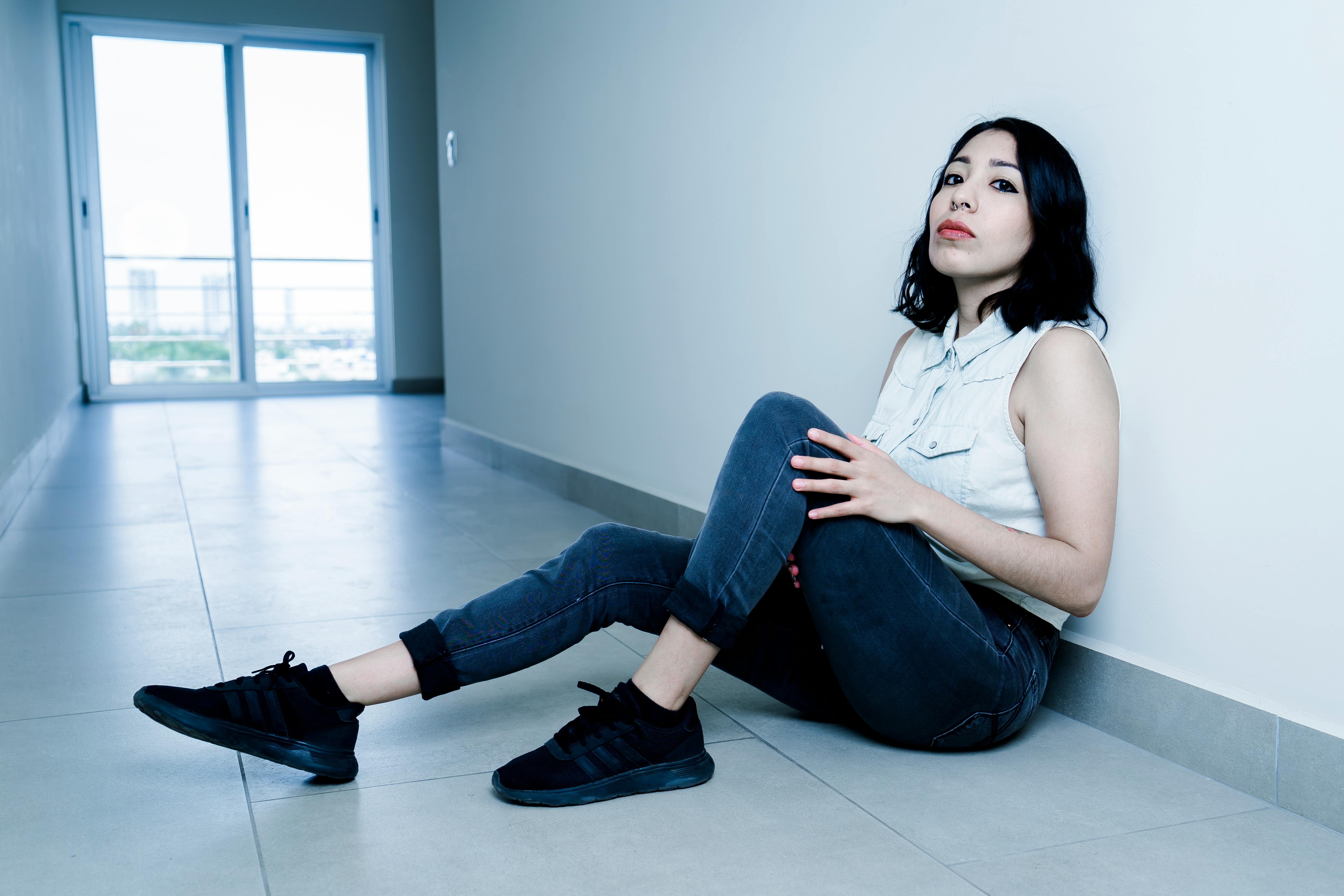 A woman sitting on the floor | Source: Pexels