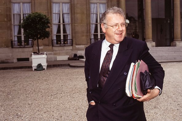 Michel Charasse avec des dossiers sous le bras dans la cour de l'hôtel Matignon le 12 juin 1991 à Paris, France. | Photo : Getty Images