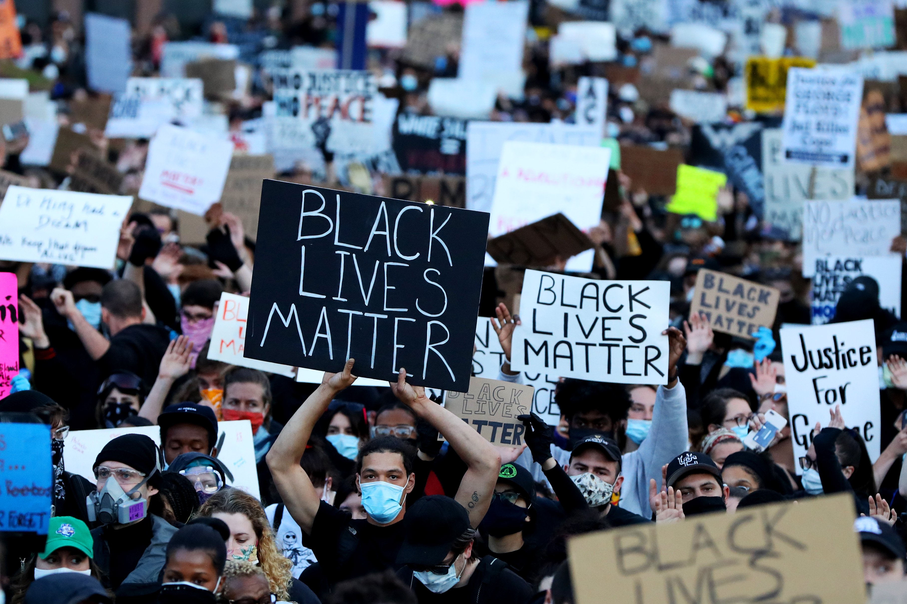 Demonstrators protest over the death of George Floyd on May 31, 2020 in Boston, Massachusetts | Photo: Getty Images