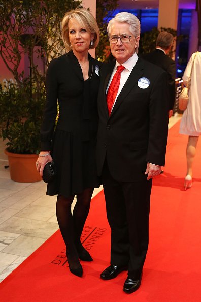  Frank Elstner und seine Frau Britta Gessler betreten den roten Teppich während der Verleihung des Deutschen Medienpreises 2014 am 23. Januar 2015 in Baden-Baden | Quelle: Getty Images