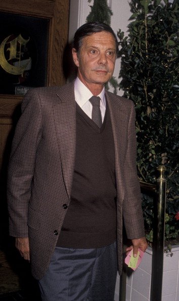 L'acteur Louis Jourdan aperçu le 7 décembre 1989 au restaurant Chasen's à Beverly Hills, Californie. |Photo ; : Getty Images