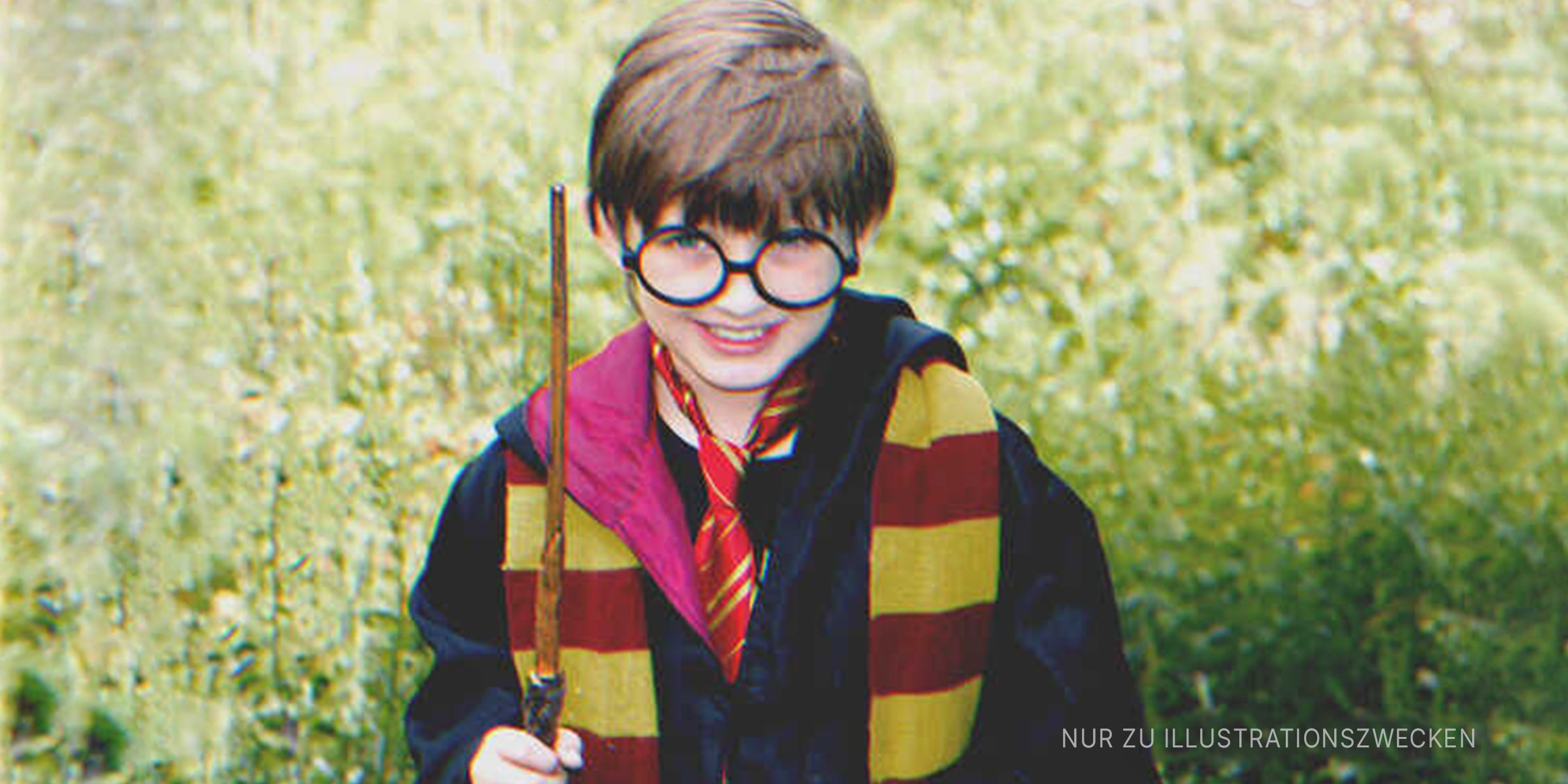 Kleiner Junge als Harry Potter verkleidet. | Quelle: Shutterstock