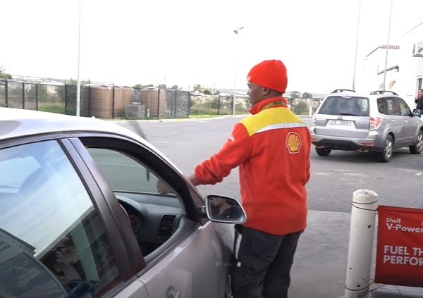 Fuel attendant Nkosikho Mbele | Source: YouTube/News24