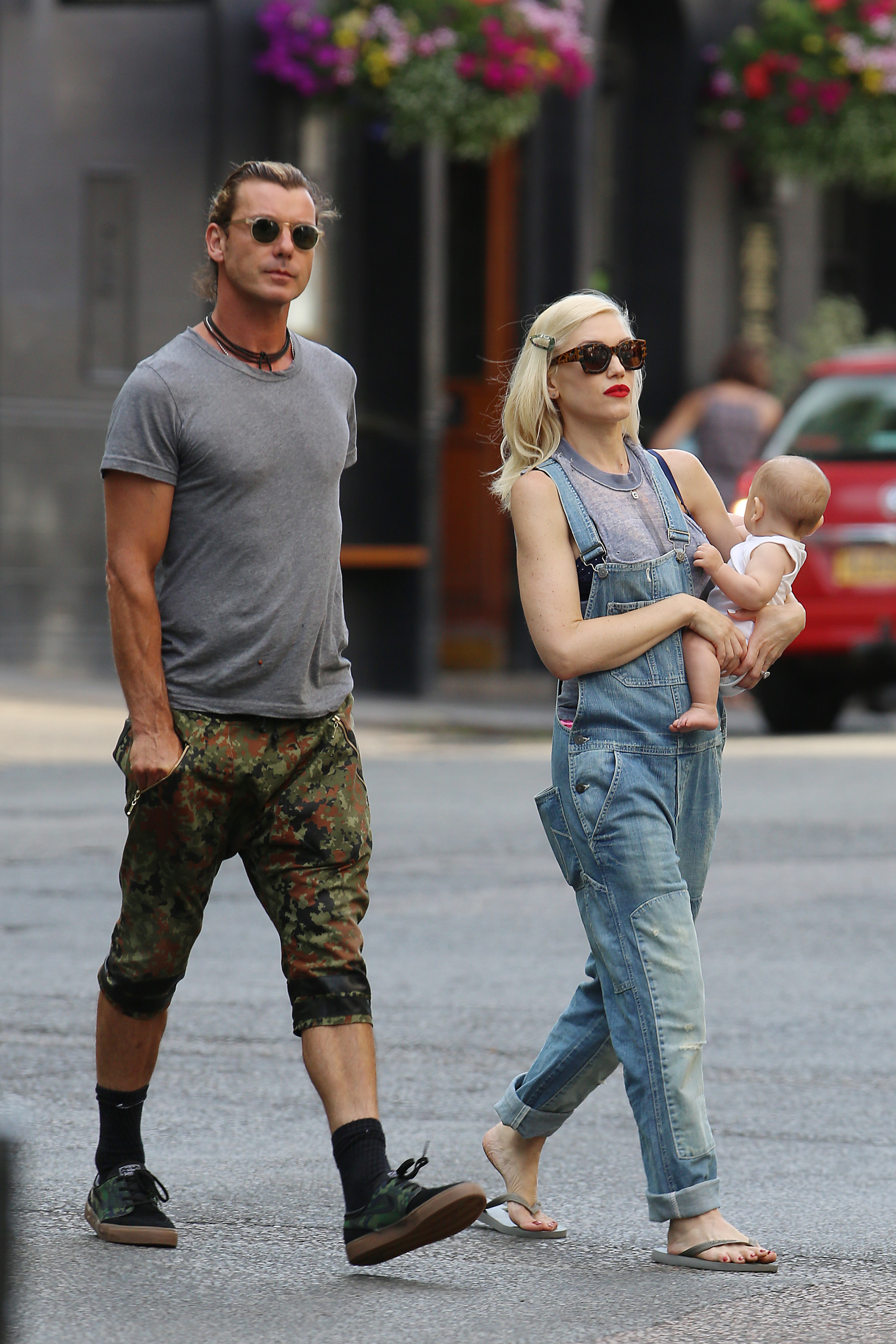Gavin Rossdale and Gwen Stefani are seen with their son Apollo in London, England, on July 22, 2014 | Source: Getty Images