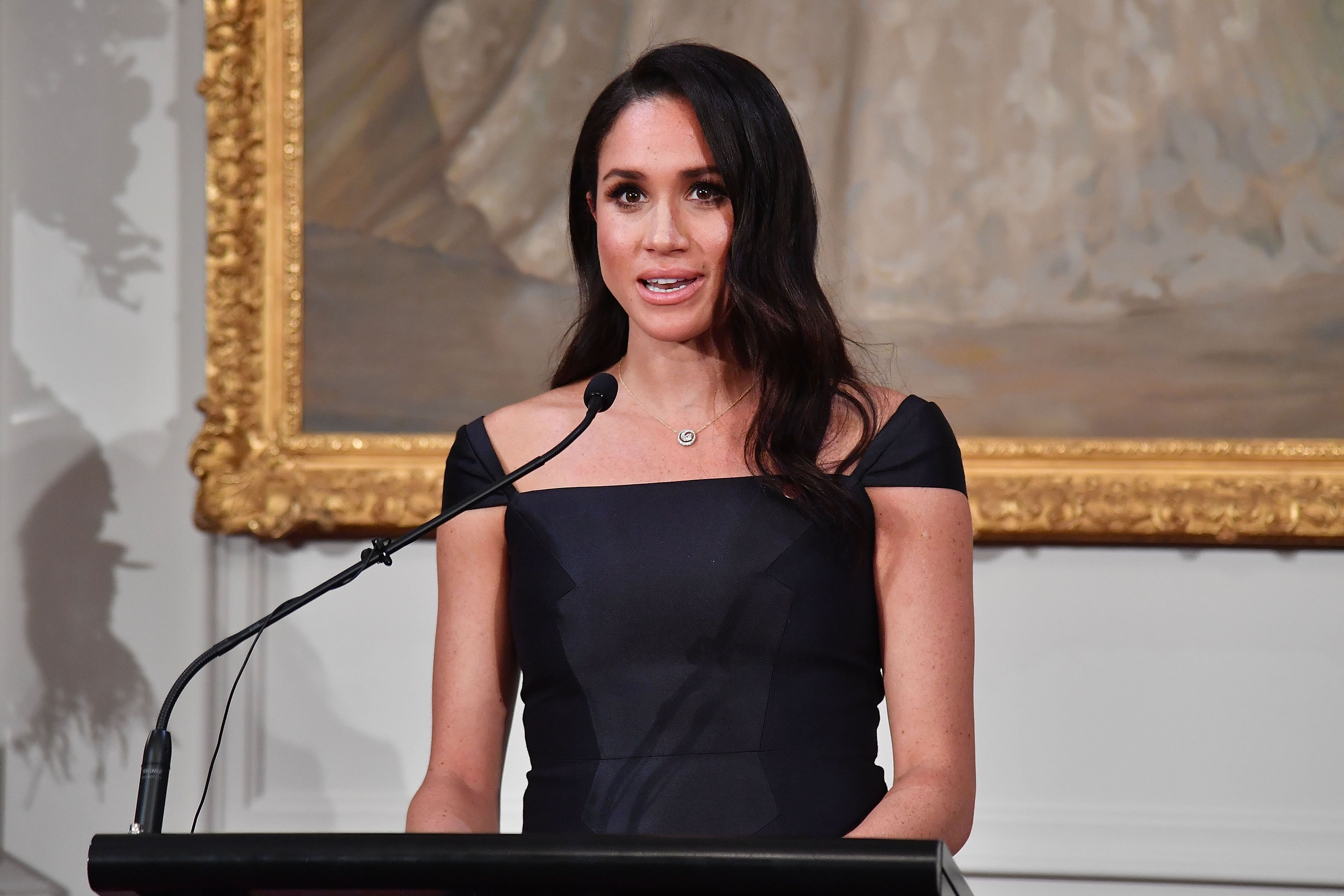 Meghan, Duchess of Sussex speaks to invited guests during a reception at Government House in Wellington, New Zealand | Photo: Getty Images