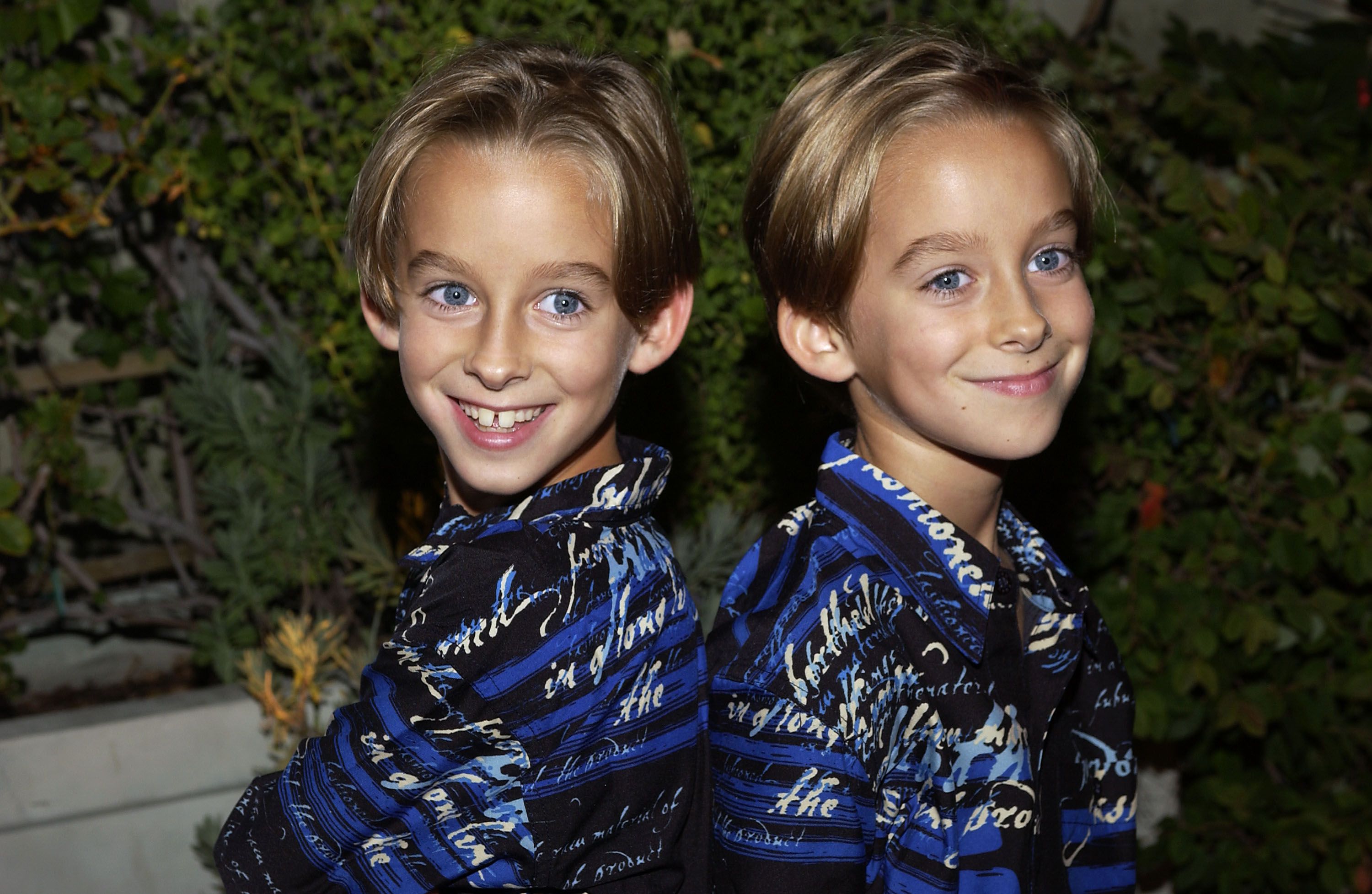 Los hermanos Sawyer y Sullivan Sweeten en 2004. | Foto: Getty Images