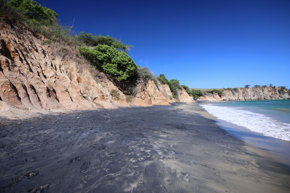 Cliffs by the beach | Photo: Shutterstock