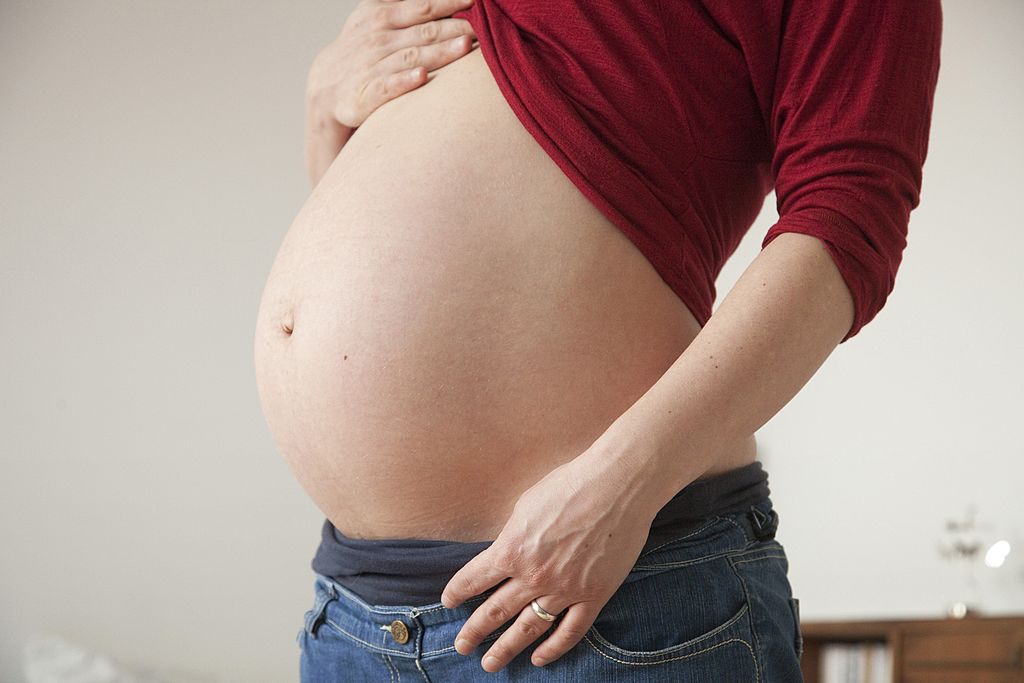Le ventre d'une femme enceinte. | Photo : Getty Images