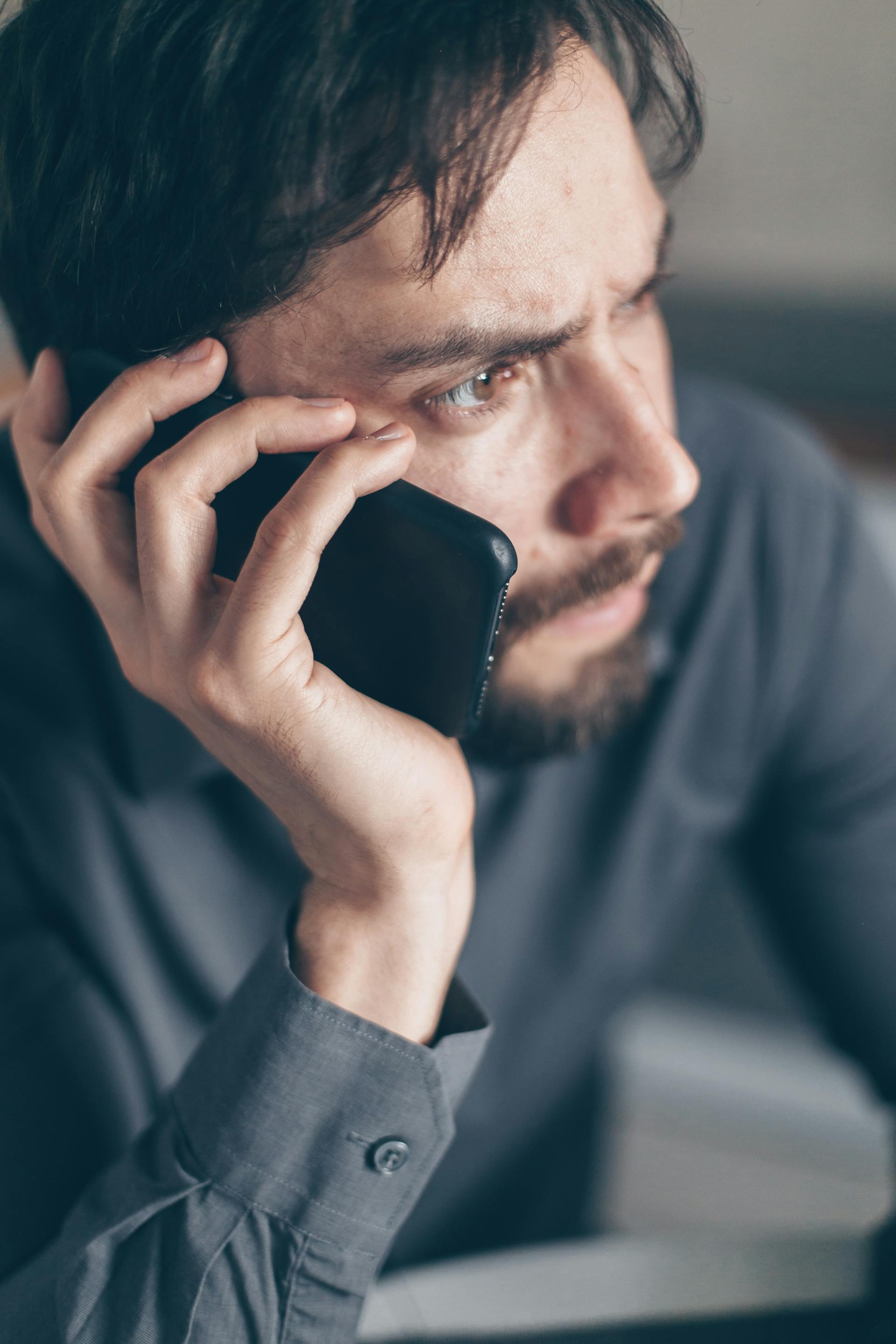 An anxious man holding a smartphone | Source: Pexels