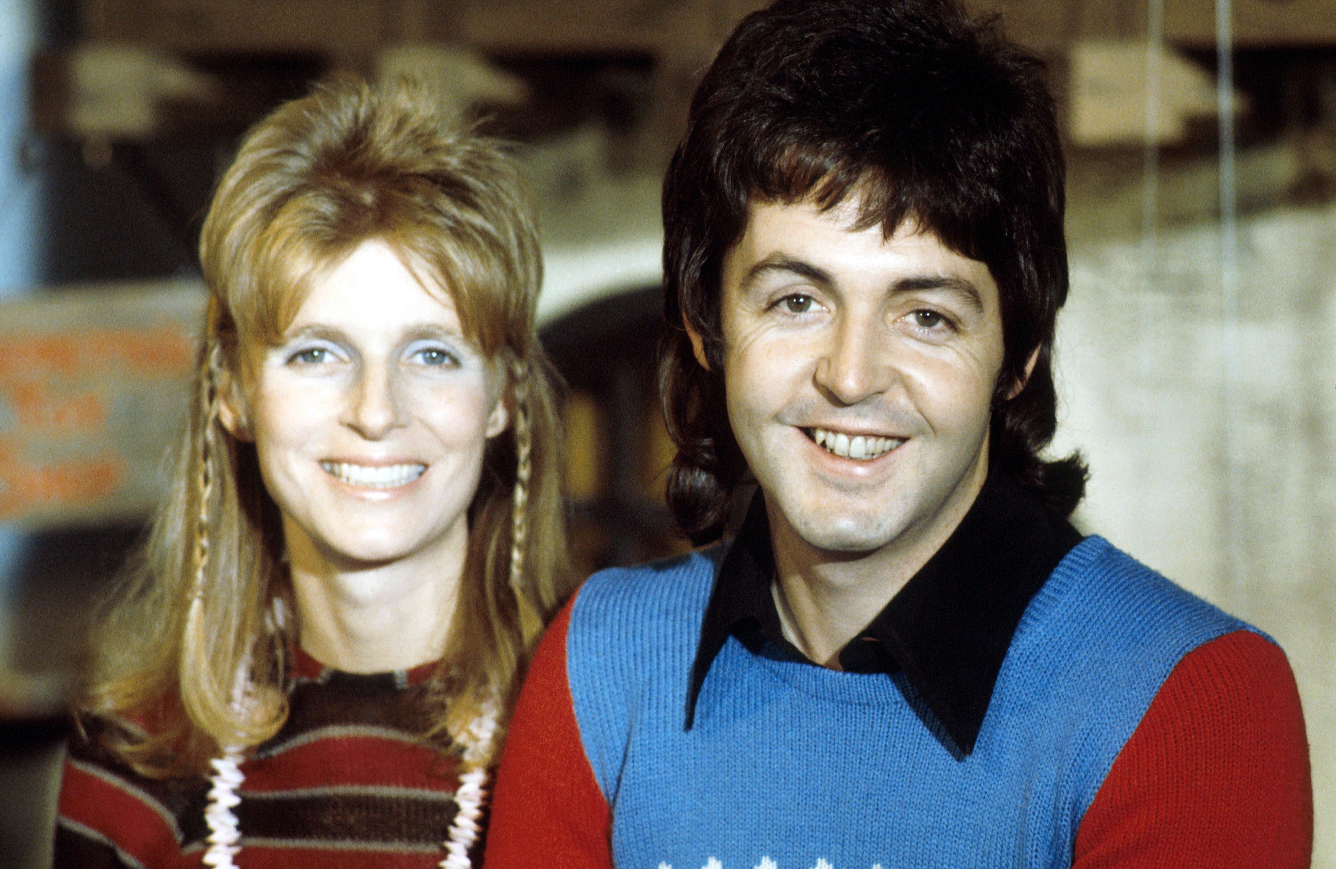 Линда и Пол Маккартни из «Крыльев» позировали для фото в 1973 году |  Источник: Гетти Изображений