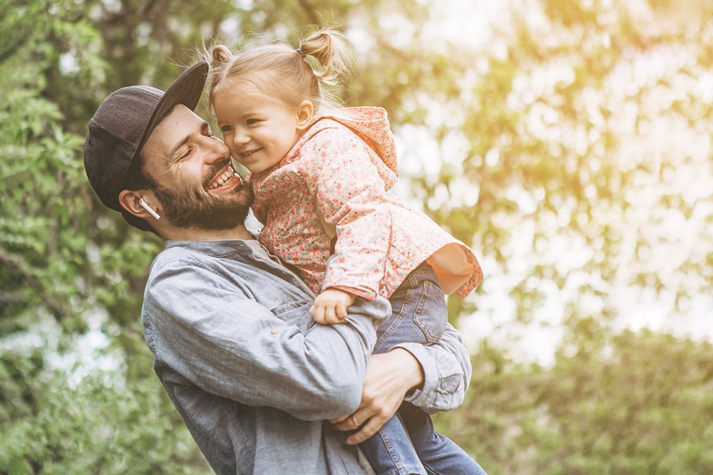 Padre feliz con su hija en brazos. | Foto: Shutterstock