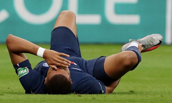 Kylian Mbappe du Paris Saint-Germain réagit après sa blessure lors du match de finale de la Coupe de France entre le Paris Saint Germain (PSG) et Saint Etienne (ASSE) au Stade de France le 24 juillet 2020 à Paris, France. | Photo : Getty Images Kylian Mbappe du Paris Saint-Germain réagit après sa blessure lors du match de finale de la Coupe de France entre le Paris Saint Germain (PSG) et Saint Etienne (ASSE) au Stade de France le 24 juillet 2020 à Paris, France. | Photo : Getty Images