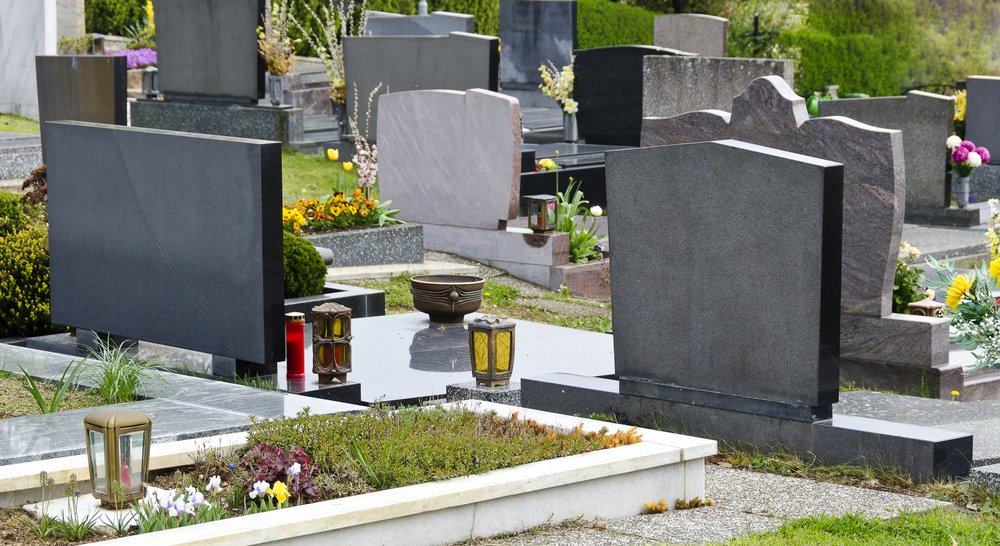 Gräber mit Grabsteinen auf einem Friedhof im Frühjahr | Quelle: Shutterstock