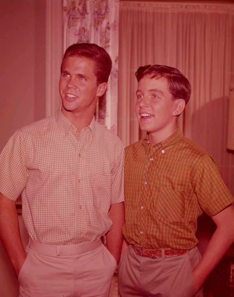 Jerry Mathers, Tony Dow in a promtional photo for 'Leave it to Beaver' on July 1, 1961. | Photo: Getty Images