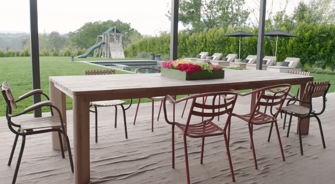 Jessica Alba's home: backyard | Photo: YouTube/Architectural Digest