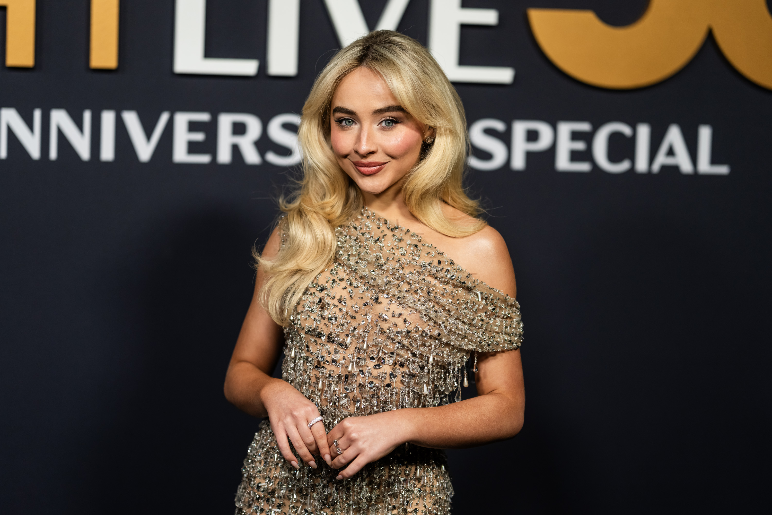 Sabrina Carpenter posing for pictures on the event's carpet. | Source: Getty Images