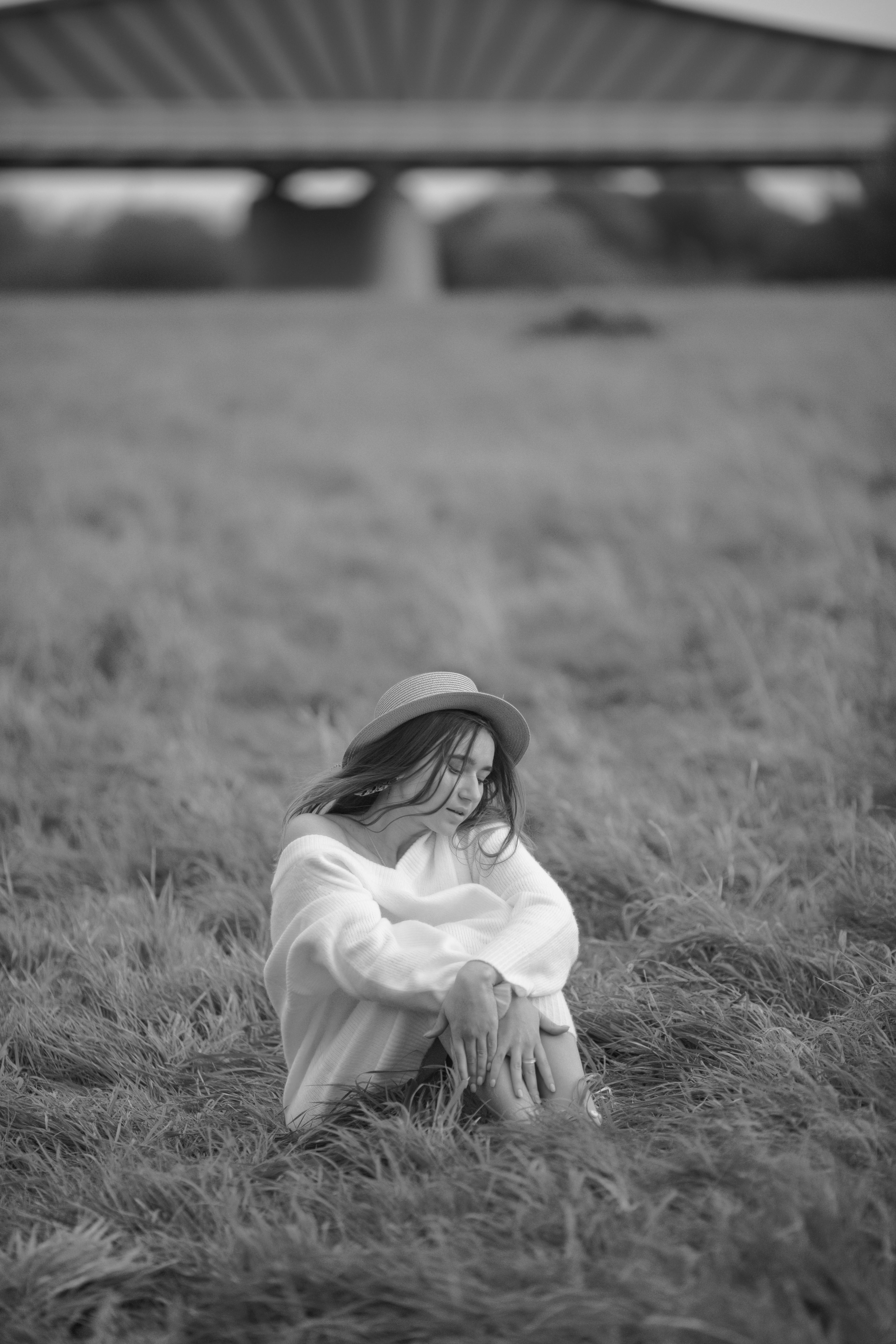 Sad woman in a field | Source: Pexels