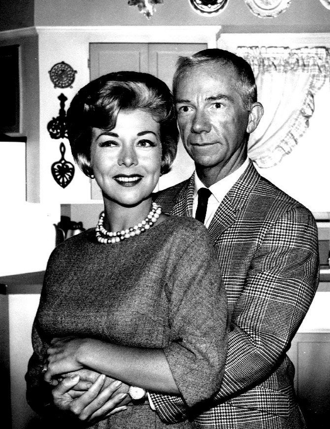 Ray Walston as Uncle Martin and Pamela Britton as Mrs. Brown in 1963. | Source: Wikimedia Commons.