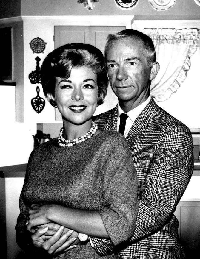 Ray Walston as Uncle Martin and Pamela Britton as Mrs. Brown from the television program "My Favorite Martian," circa 1960s. | Photo: Wikimedia Commons Ray Walston as Uncle Martin and Pamela Britton as Mrs. Brown from the television program "My Favorite Martian," circa 1960s. | Photo: Wikimedia Commons