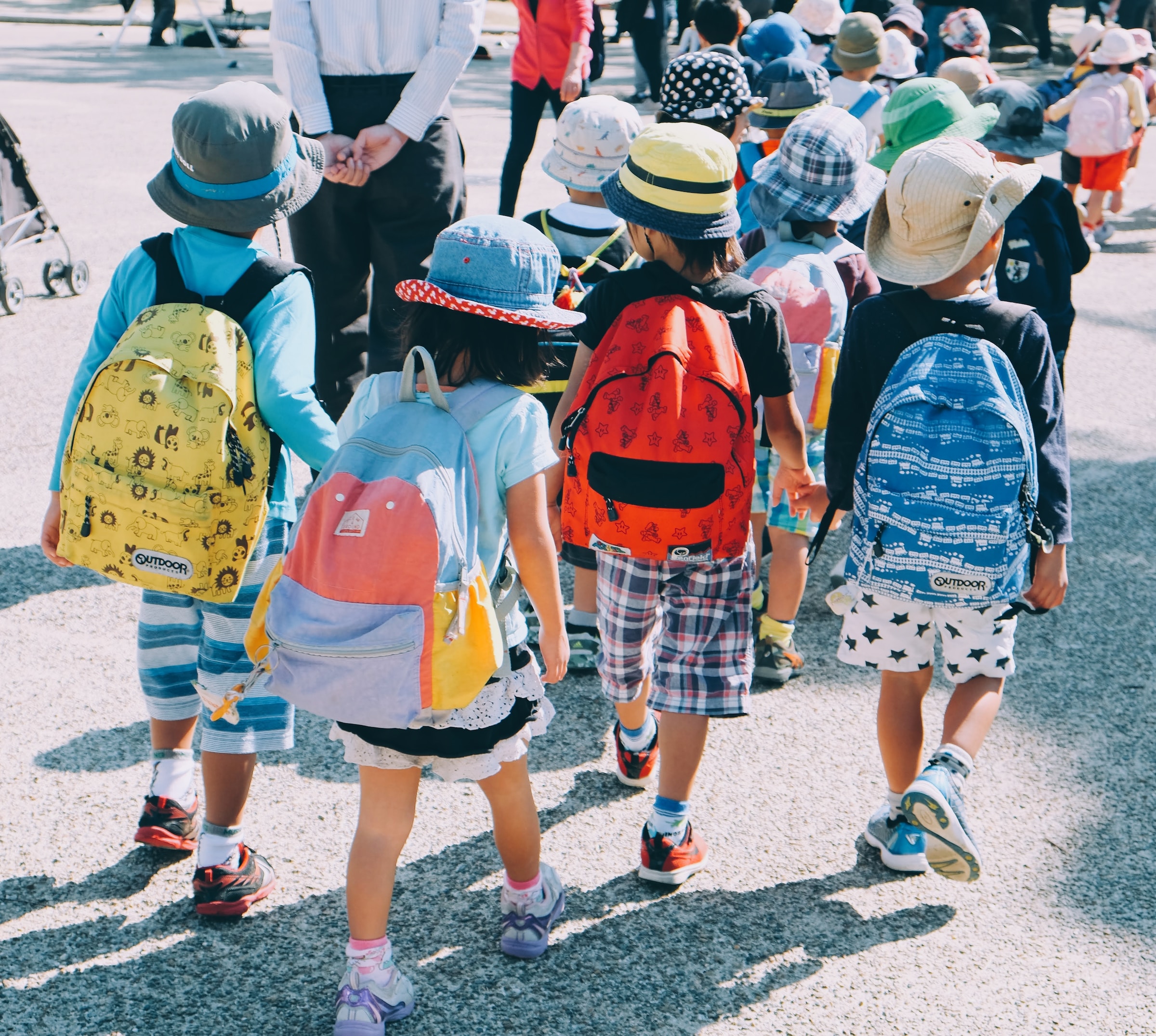A group of young children carrying backpacks | Source: Unsplash