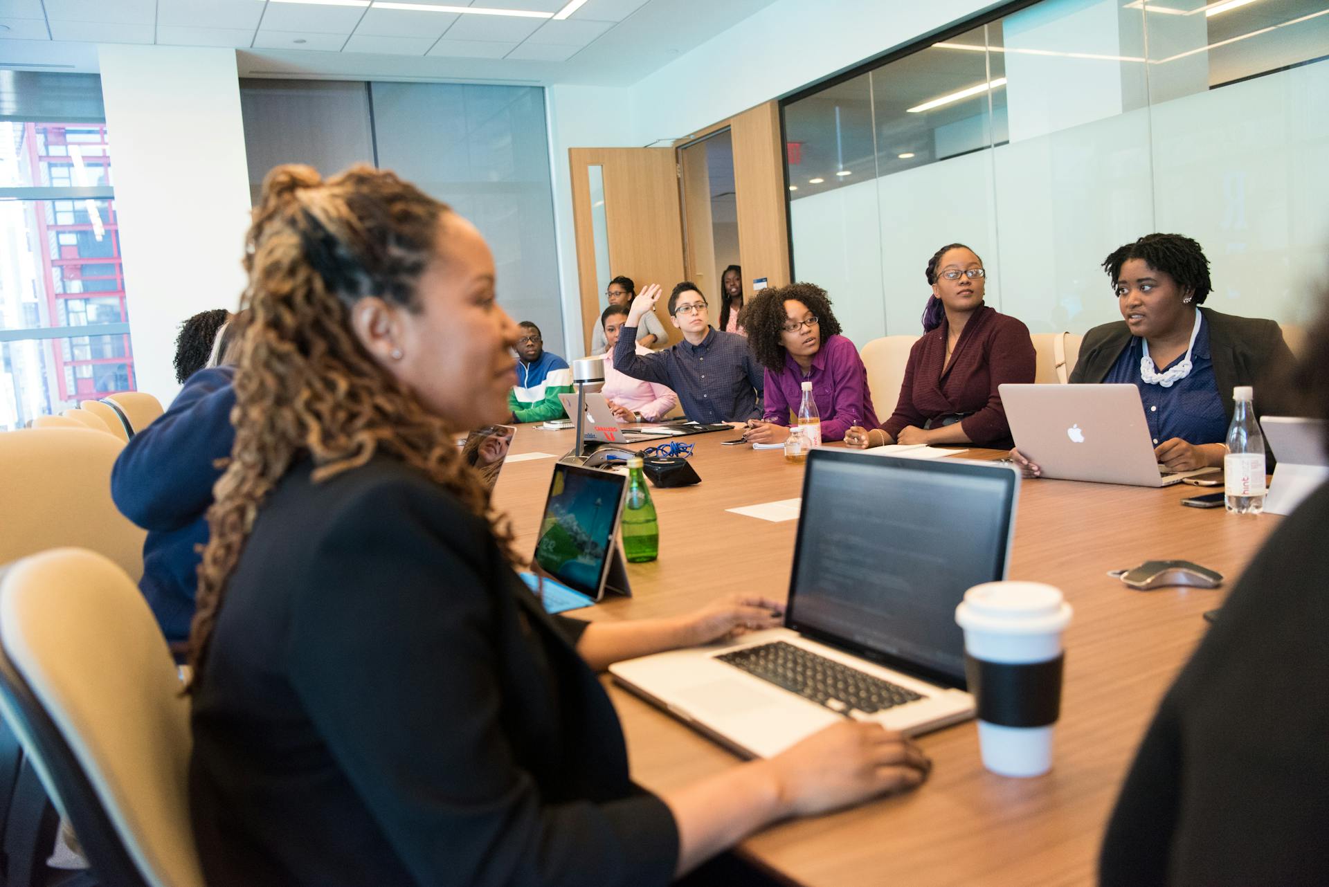 People attending a meeting looking uncomfortable | Source: Pexels