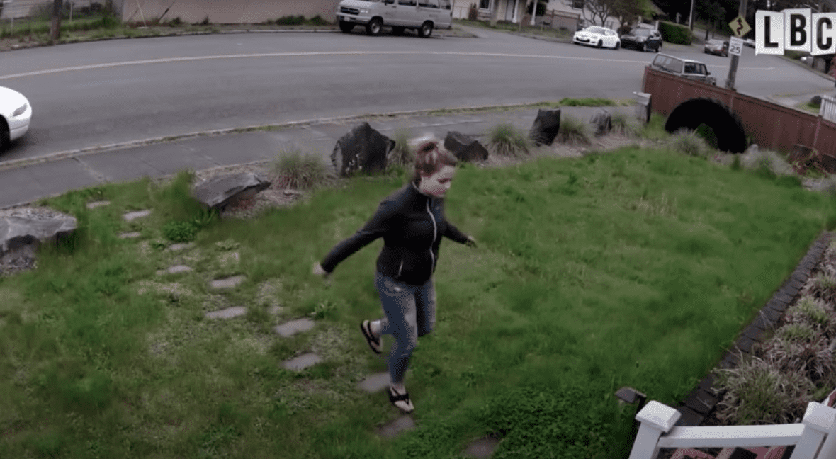 A thief trying to steal a man's package from his porch. | Source:  youtube.com/OriginalJediWatching