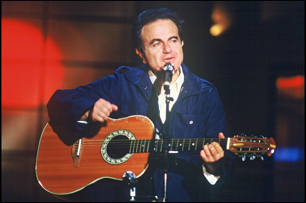 Guy Beart sur un plateau de télévision. | Photo : Getty Images