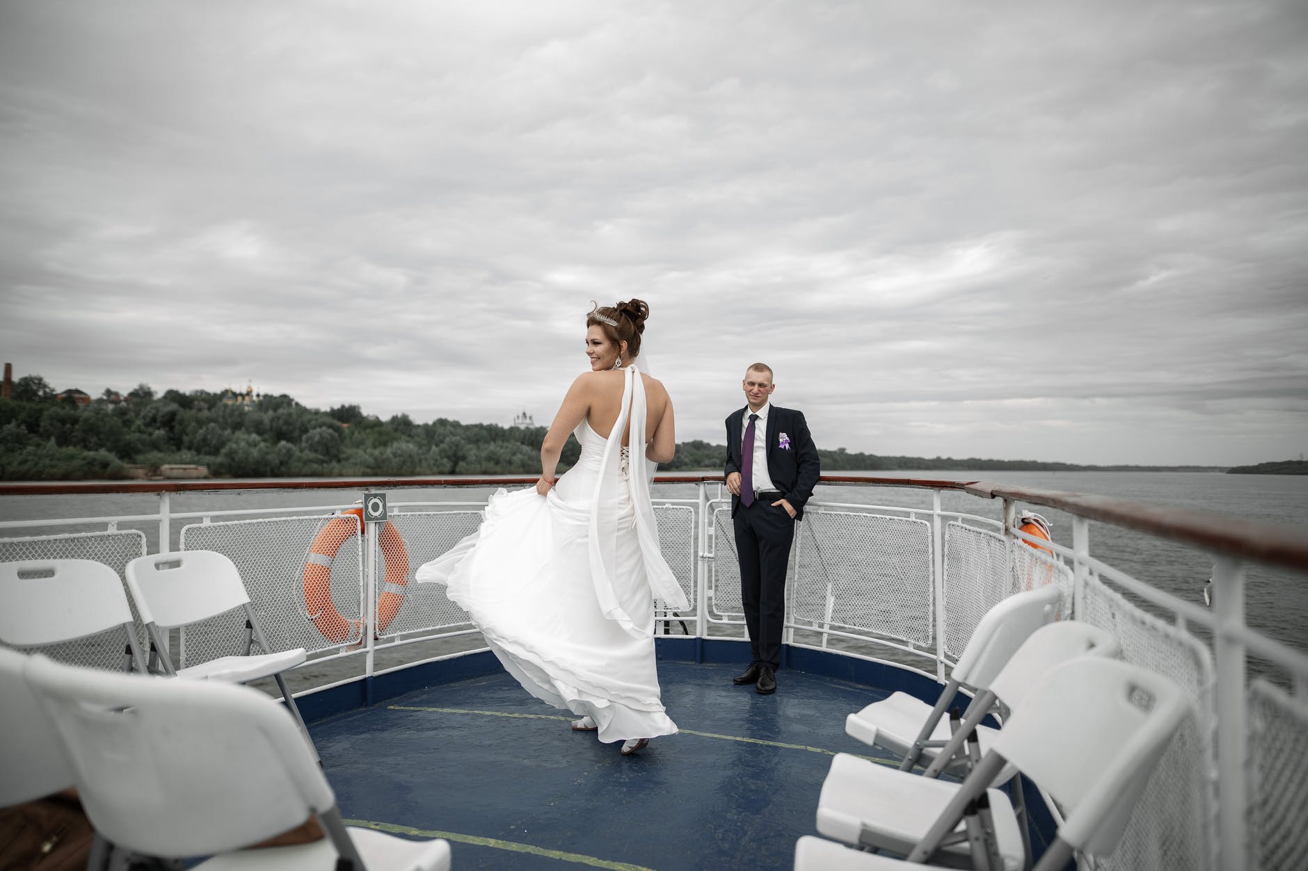 Couple enjoying their wedding boat ride | Photo: Pexels