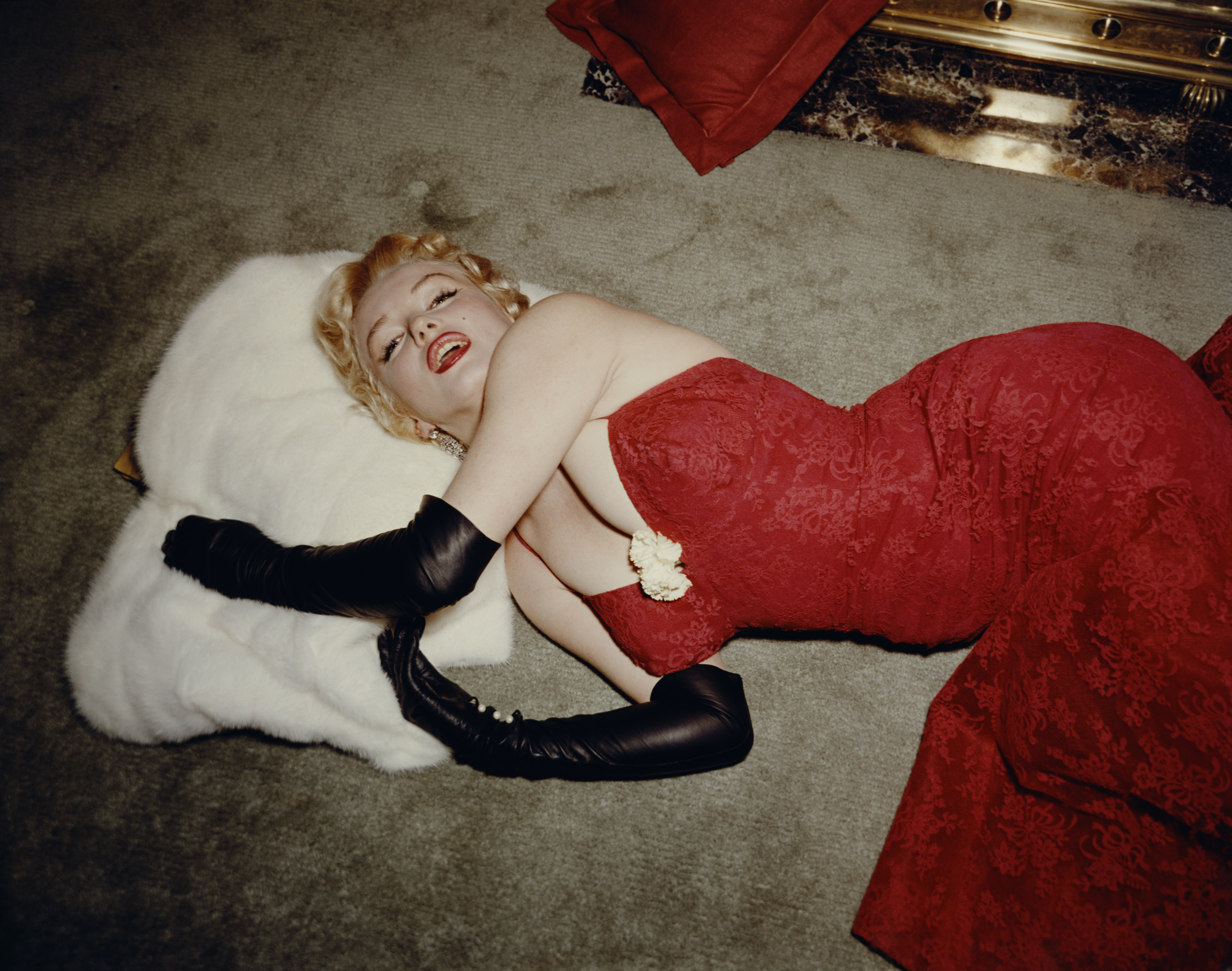 Marilyn Monroe photographed lying on the floor in 1955. | Source: Getty Images