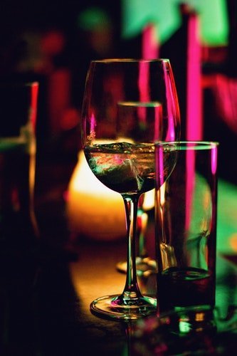 verre à vin à moitié rempli. | Photo : Unsplash verre à vin à moitié rempli. | Photo : Unsplash