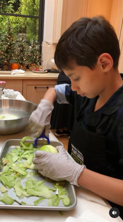 Max busy in the kitchen | Source: Instagram/jlo