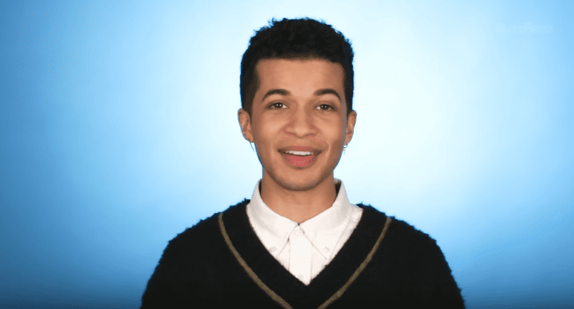 Photo of Jordan Fisher during an interview with BuzzFeed | Photo: Youtube / Buzz Feed Celeb