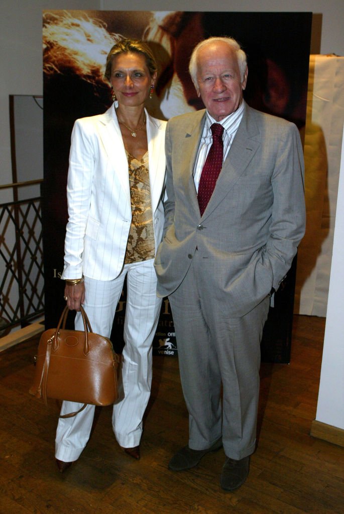 Jacques Chancel (à droite) et sa femme lors de la première de "Gabrielle" Paris à l'Arlequin Paris à Paris, France. | Photo : Getty Images.