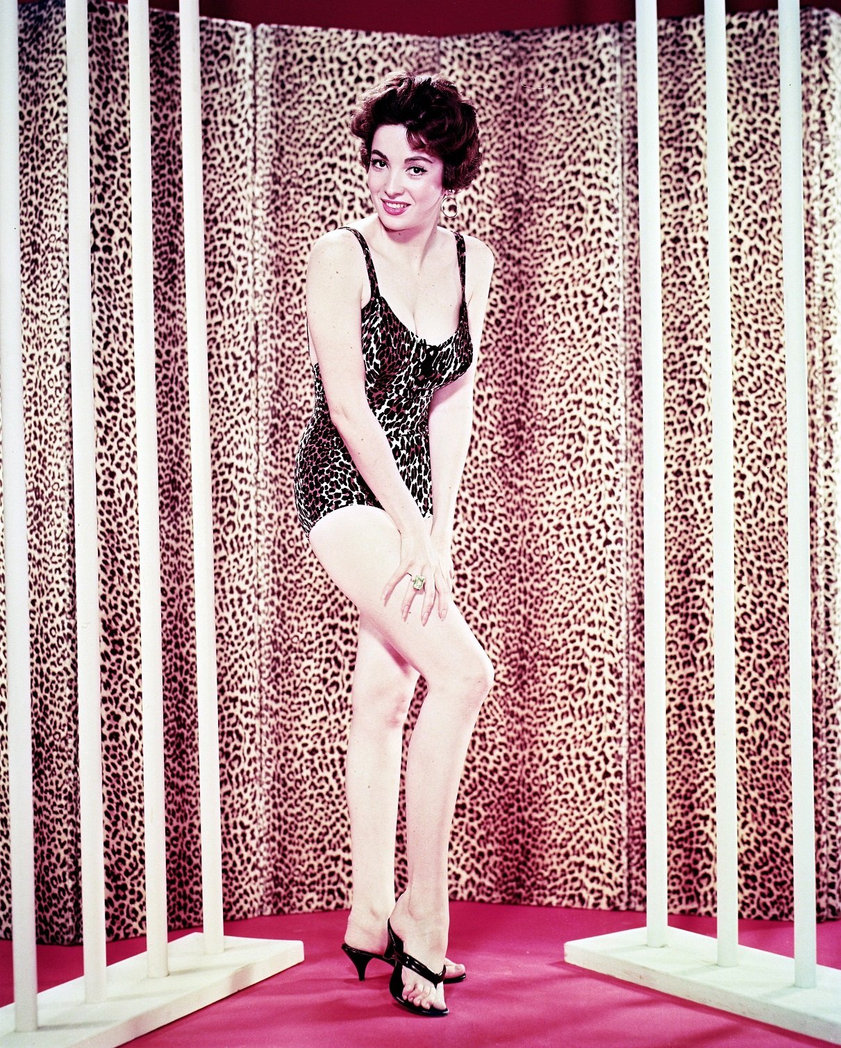 Linda Cristal vestida con un traje de baño con estampado de leopardo, mientras posaba frente a una cortina con estampado de leopardo en 1958. | Foto: Getty Images Linda Cristal vestida con un traje de baño con estampado de leopardo, mientras posaba frente a una cortina con estampado de leopardo en 1958. | Foto: Getty Images