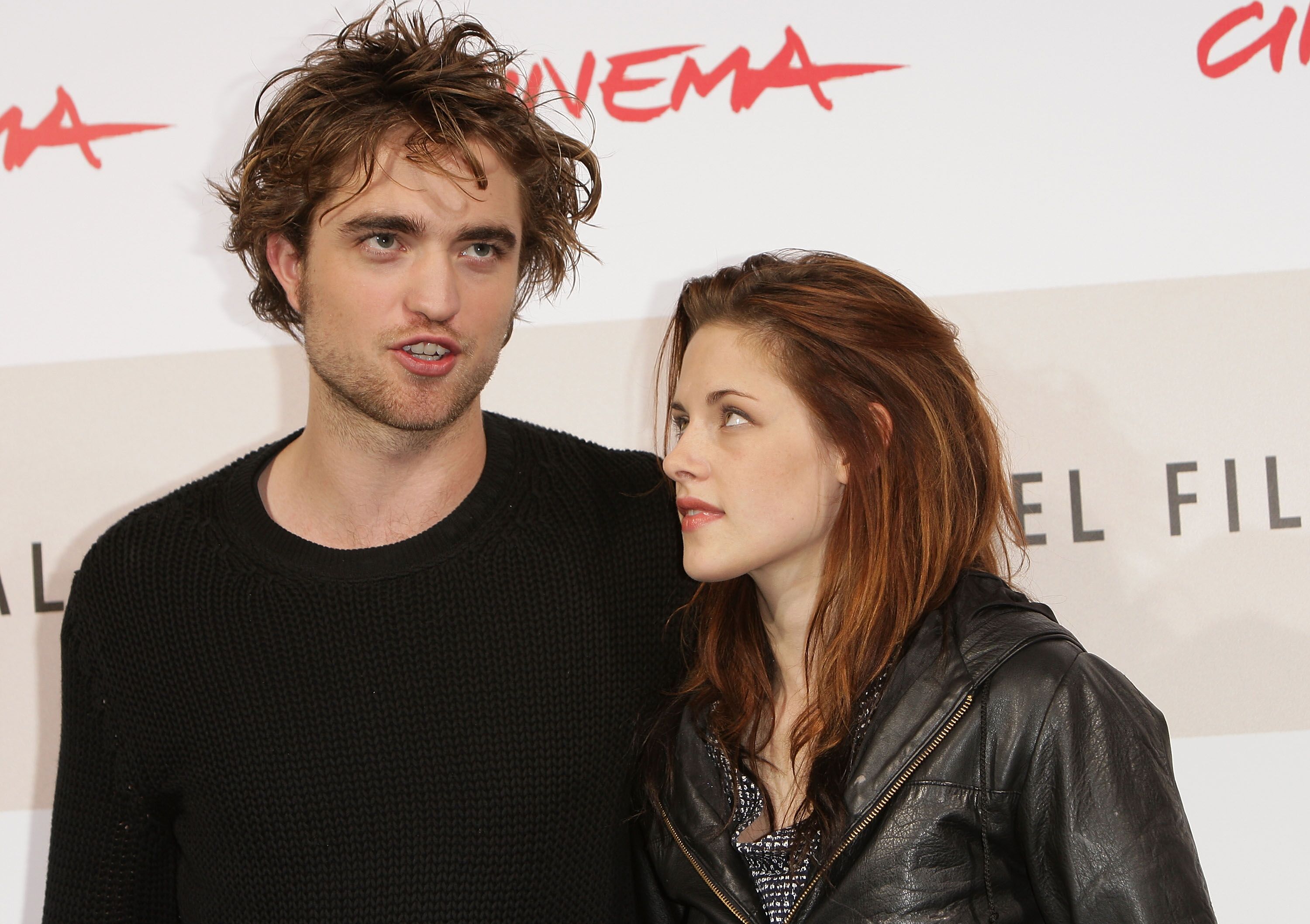 Robert Pattinson and Kristen Stewart attends the 'Twilight' Photocall during the 3rd Rome International Film Festival. | Source: Getty Images 