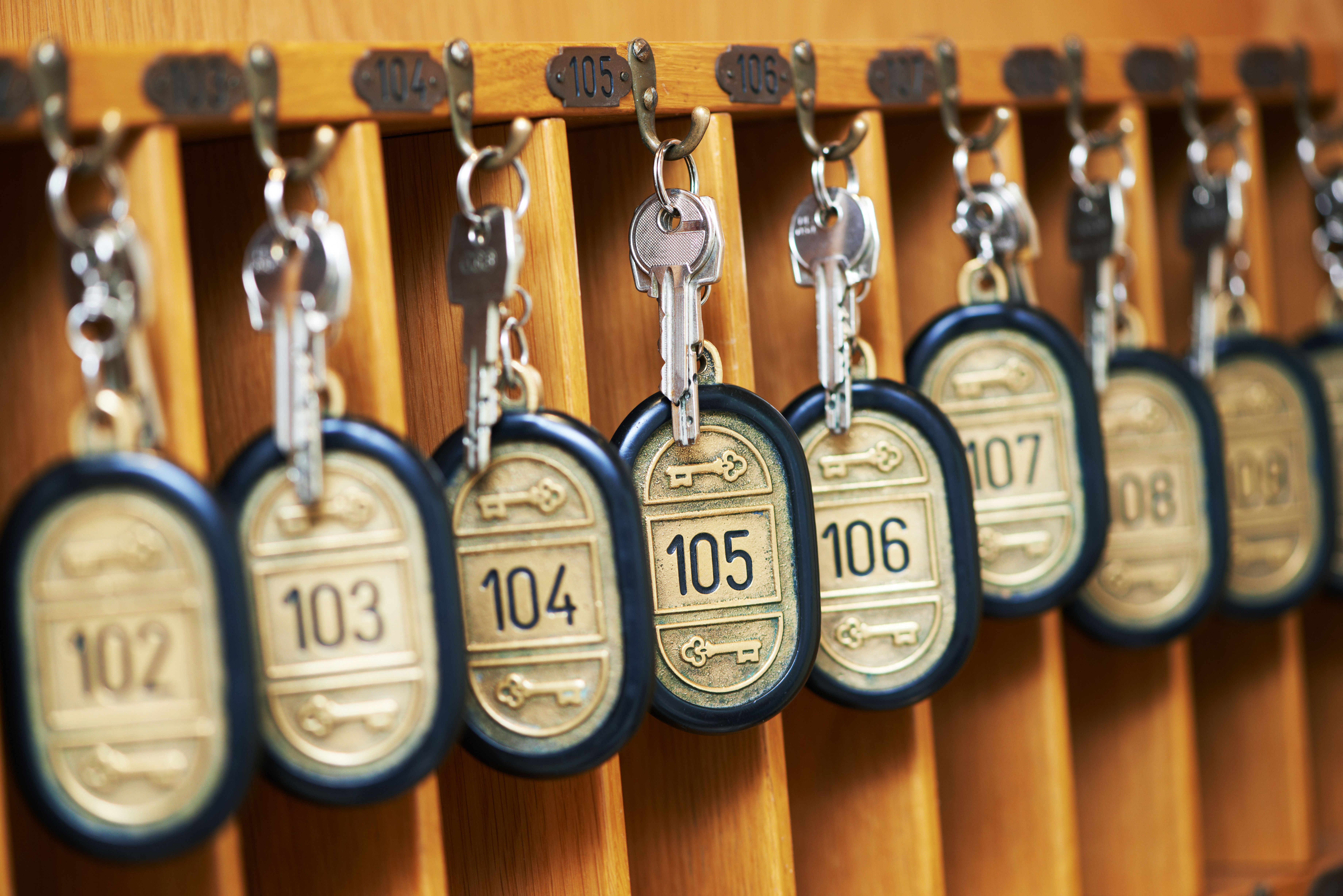 Motel room keys at reception desk counter. | Source: Shutterstock