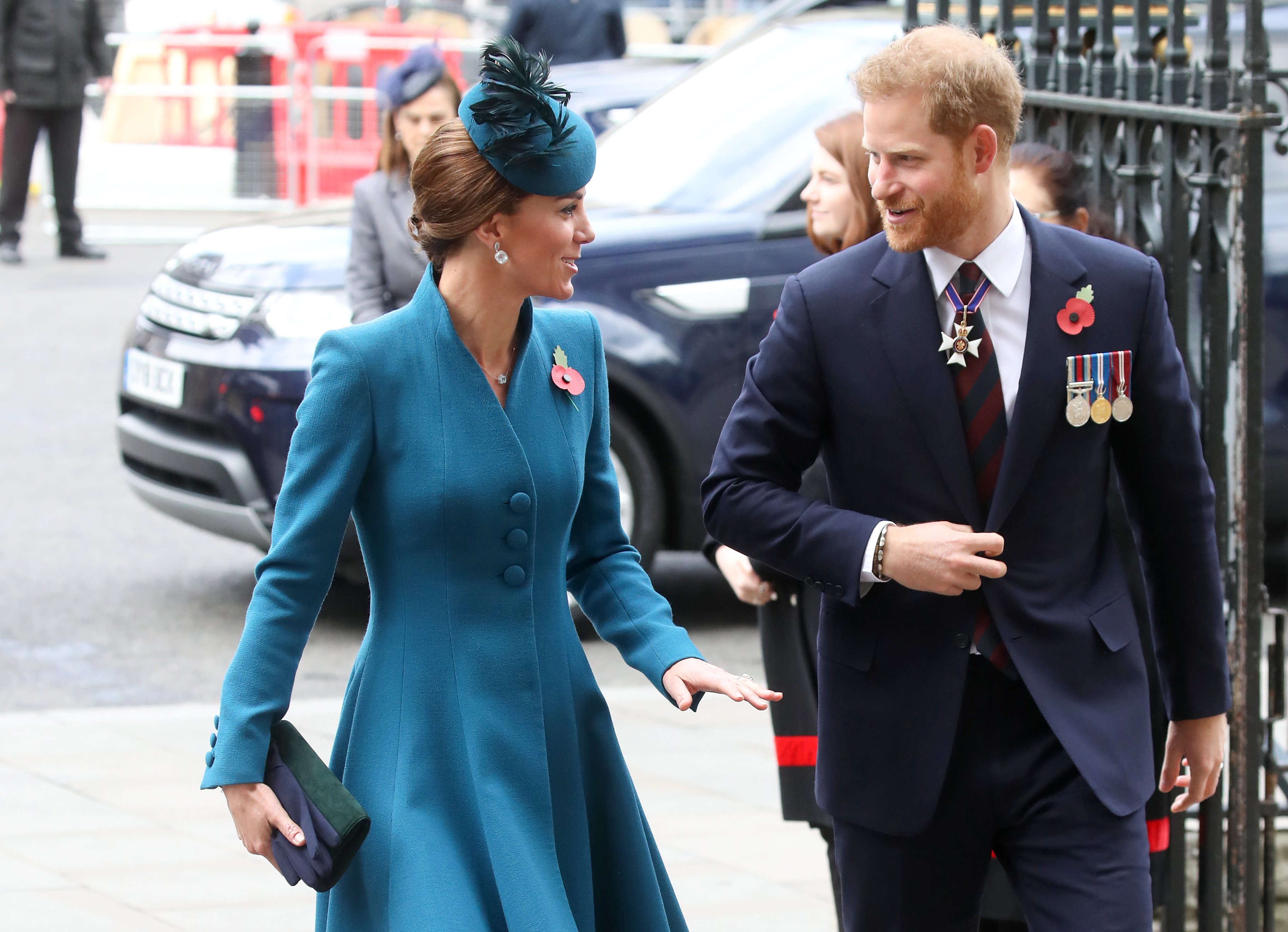 El príncipe Harry y Kate Middleton se ríen para conmemorar el Día de Anzac en abril de 2019 | Fuente: Getty Images